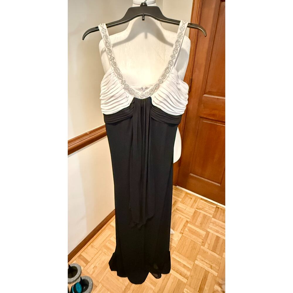 Alex Evenings Beaded Black & Ivory Formal Gown Size 6 - Picture 3 of 13